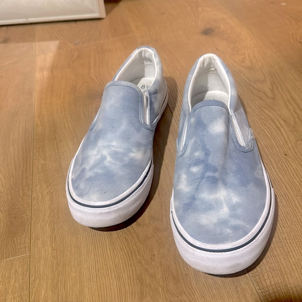 sky flats. Size: 8 1/2.